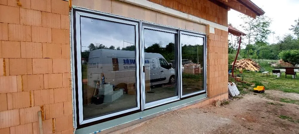 Velkoplošná hliníková okna namontovaná do nové stavby rodinného domu