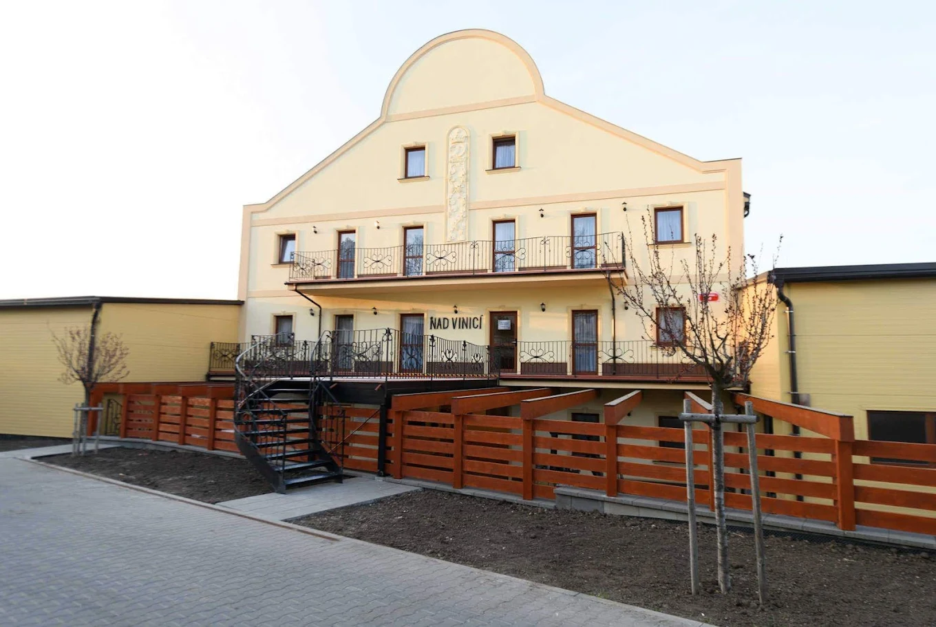 Renovovaná historická budova s novými okny